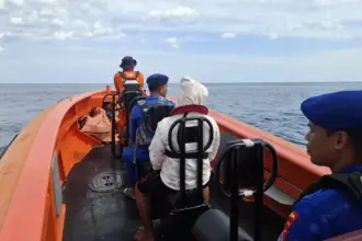Operasi pencarian nelayan hilang di perairan Bantaya Parimo yang akhirnya ditemukan dalam keadaan selamat, Rabu (21/1/2026). (©Basarnas Palu)
