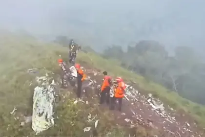 Tim SAR gabungan menemukan serpihan besar hingga badan pesawat di kawasan Bulu Saraung, Sulawesi Selatan. (©Tangkapan layar TIm SAR)