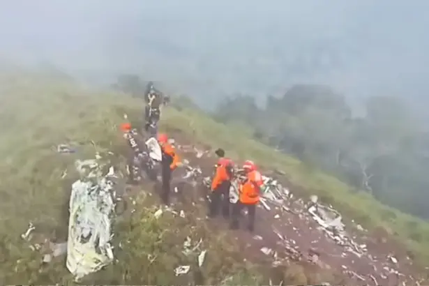 Tim SAR gabungan menemukan serpihan besar hingga badan pesawat di kawasan Bulu Saraung, Sulawesi Selatan. (©Tangkapan layar TIm SAR)