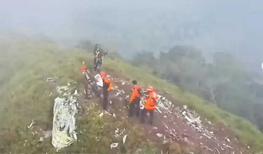 Tim SAR gabungan menemukan serpihan besar hingga badan pesawat di kawasan Bulu Saraung, Sulawesi Selatan. (©Tangkapan layar TIm SAR)