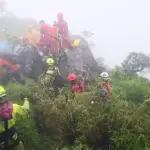 Tim SAR Gabungan mengevakuasi jenazah korban kedua pesawat ATR42-500 yang jatuh di Gunung Bulusaraung Maros, Sulsel, Selasa (20/1/2026). (©Basarnas Makassar)