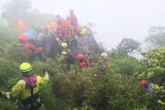 Tim SAR Gabungan mengevakuasi jenazah korban kedua pesawat ATR42-500 yang jatuh di Gunung Bulusaraung Maros, Sulsel, Selasa (20/1/2026). (©Basarnas Makassar)