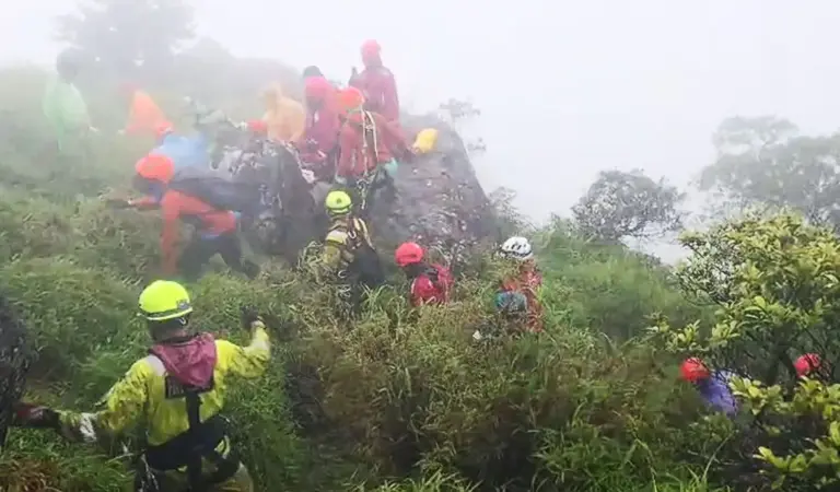 Tim SAR Gabungan mengevakuasi jenazah korban kedua pesawat ATR42-500 yang jatuh di Gunung Bulusaraung Maros, Sulsel, Selasa (20/1/2026). (©Basarnas Makassar)