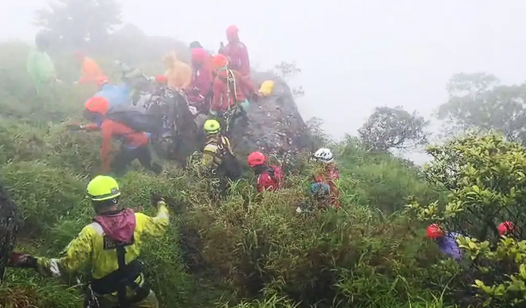 Tim SAR Gabungan mengevakuasi jenazah korban kedua pesawat ATR42-500 yang jatuh di Gunung Bulusaraung Maros, Sulsel, Selasa (20/1/2026). (©Basarnas Makassar)