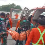 Tim SAR menurunkan jenazah korban pesawat ATR 42-500 yang dievakuasi dengan helikopter, Rabu (21/1/2026). (©Basarnas Makassar)