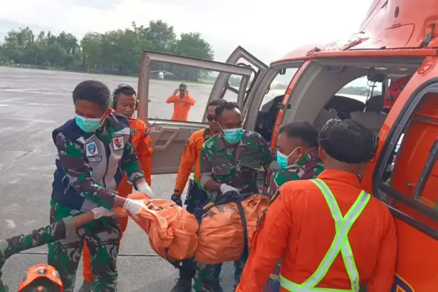 Tim SAR menurunkan jenazah korban pesawat ATR 42-500 yang dievakuasi dengan helikopter, Rabu (21/1/2026). (©Basarnas Makassar)