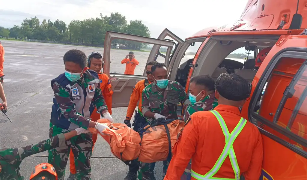 Tim SAR menurunkan jenazah korban pesawat ATR 42-500 yang dievakuasi dengan helikopter, Rabu (21/1/2026). (©Basarnas Makassar)