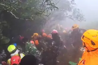 Evauasi korban pesawat ATR 42-500 di pegunungan Bulu Saraung, Maros, kamis (22/1/2026). (©Basarnas Makassar)