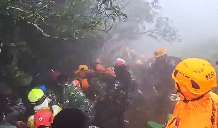 Evauasi korban pesawat ATR 42-500 di pegunungan Bulu Saraung, Maros, kamis (22/1/2026). (©Basarnas Makassar)