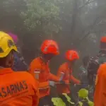 Evauasi pack body part di pegunungan Bulu Saraung, Maros, kamis (22/1/2026). (©Basarnas Makassar)