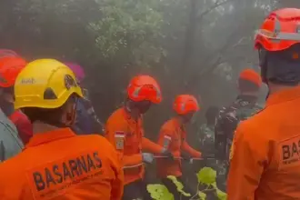 Evauasi pack body part di pegunungan Bulu Saraung, Maros, kamis (22/1/2026). (©Basarnas Makassar)