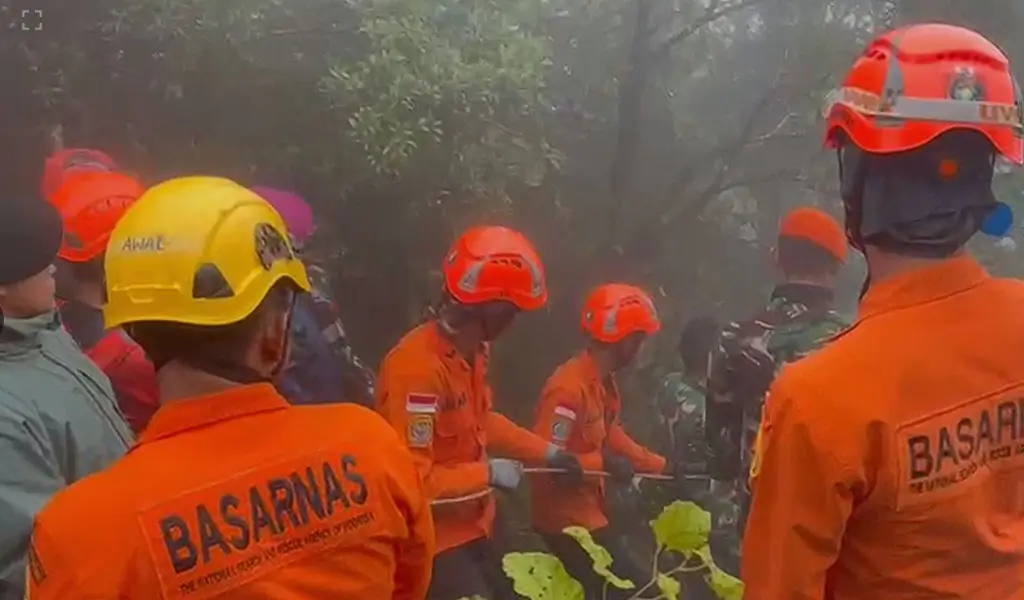 Evauasi pack body part di pegunungan Bulu Saraung, Maros, kamis (22/1/2026). (©Basarnas Makassar)
