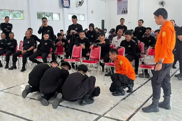 Petugas Lapas mempraktikkan cara menangani korban dalam edukasi mitigasi bencana oleh Basarnas Pos SAR Luwuk, Sabtu (24/1/2026). (©Basarnas Palu)
