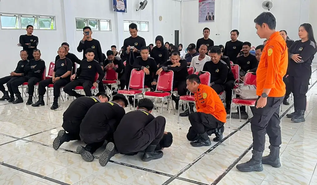 Petugas Lapas mempraktikkan cara menangani korban dalam edukasi mitigasi bencana oleh Basarnas Pos SAR Luwuk, Sabtu (24/1/2026). (©Basarnas Palu)