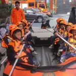 Sejumlah Pelajar SDIT Izzul Islam mencoba perlengkapan penyelamatan saat melakukan edukasi kebencanaan di Basarnas Palu, Juamt (23/1/2026). (©Basarnas Palu)