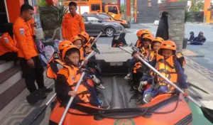 Siswa SDIT Izzul Islam Belajar Mitigasi Bencana di Kantor SAR Palu