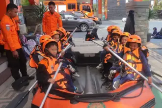 Sejumlah Pelajar SDIT Izzul Islam mencoba perlengkapan penyelamatan saat melakukan edukasi kebencanaan di Basarnas Palu, Juamt (23/1/2026). (©Basarnas Palu)