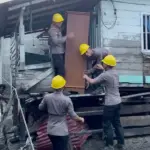 Sejumlah anggota Brimob Polda Sulteng membantu warga mengevakuasi barang-barangnya yang diterjang banjir di Wani, DOnggala (minggu (11/1/2026). (©Humas Polda Sulteng)