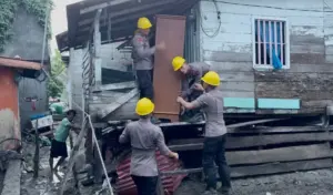 Brimob Polda Sulteng Bantu Bersihkan Rumah Korban Banjir