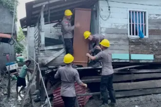 Sejumlah anggota Brimob Polda Sulteng membantu warga mengevakuasi barang-barangnya yang diterjang banjir di Wani, DOnggala (minggu (11/1/2026). (©Humas Polda Sulteng)