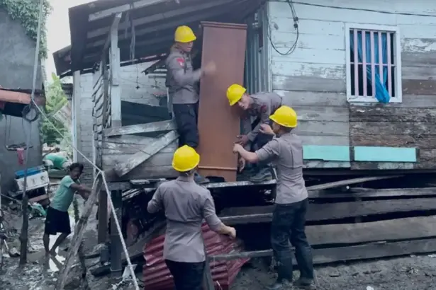 Sejumlah anggota Brimob Polda Sulteng membantu warga mengevakuasi barang-barangnya yang diterjang banjir di Wani, DOnggala (minggu (11/1/2026). (©Humas Polda Sulteng)