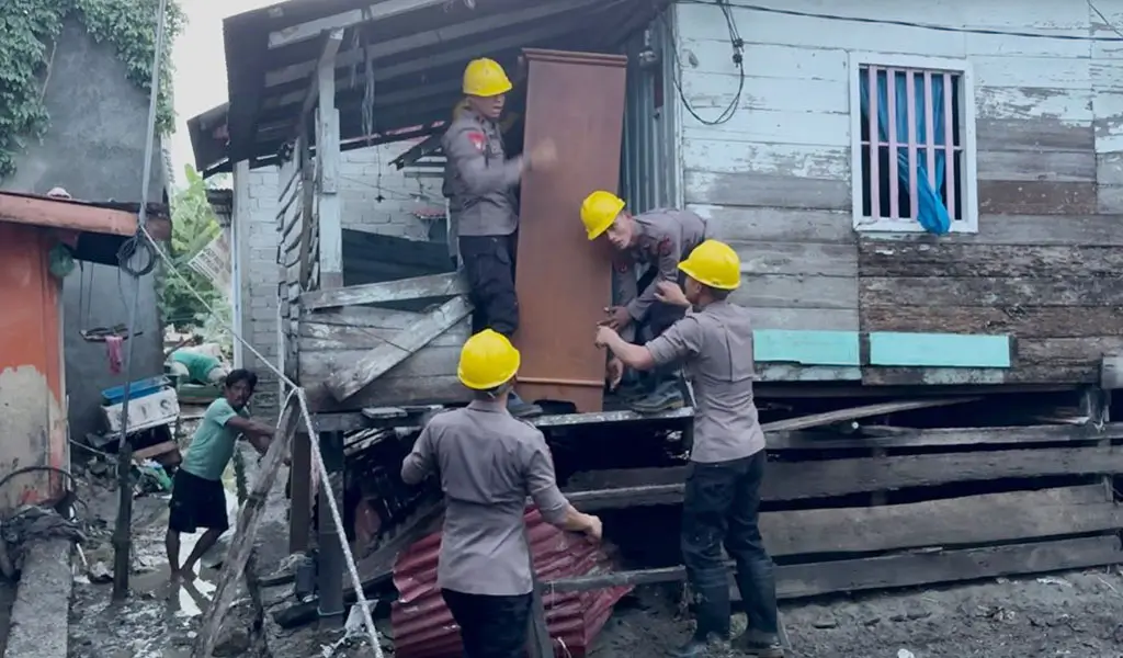 Brimob Polda Sulteng Bantu Bersihkan Rumah Korban Banjir