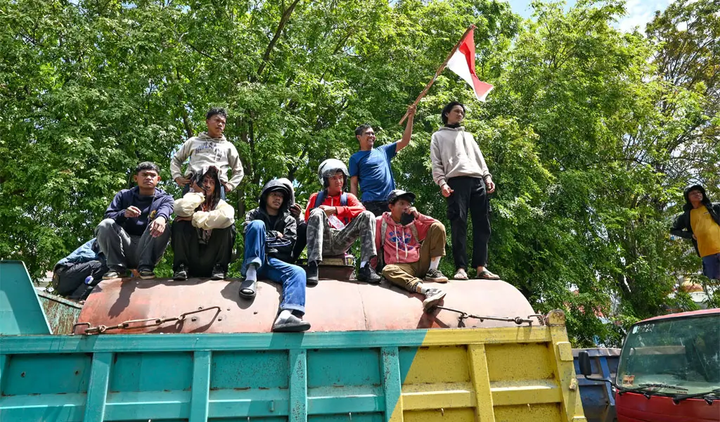 Sejumlah penambang berada di atas truk unjukrasa di dfepan Kantor DPRD Sulteng di Palu, Rabu (28/1/2026). (©bmzIMAGES/Basri Marzuki)