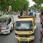 Sejumlah penambang berada di atas truk unjukrasa di dfepan Kantor DPRD Sulteng di Palu, Rabu (28/1/2026). (©bmzIMAGES/Basri Marzuki)