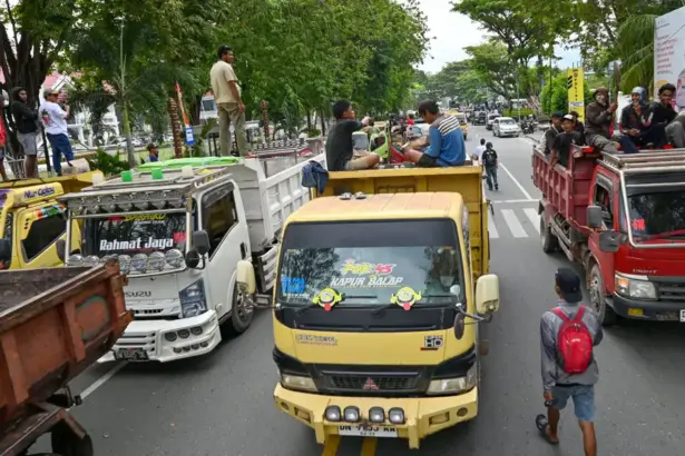Sejumlah penambang berada di atas truk unjukrasa di dfepan Kantor DPRD Sulteng di Palu, Rabu (28/1/2026). (©bmzIMAGES/Basri Marzuki)