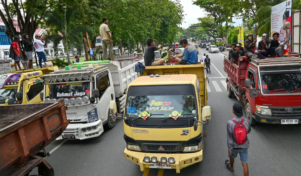 Sejumlah penambang berada di atas truk unjukrasa di dfepan Kantor DPRD Sulteng di Palu, Rabu (28/1/2026). (©bmzIMAGES/Basri Marzuki)
