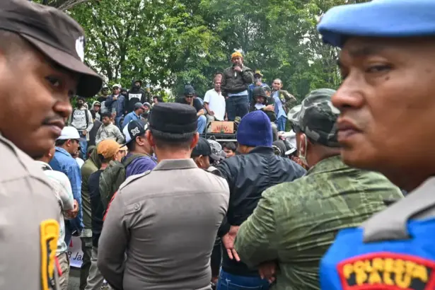 Orasi pada unjukrasa penambang emas rakyat Ponoya di dfepan Kantor DPRD Sulteng di Palu, Rabu (28/1/2026). (©bmzIMAGES/Basri Marzuki)
