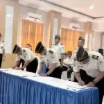 Kakanwil Ditjenpas Sulteng Bagus Kurniawan (kiri) melantik sejumlah pejabat UPT Pemasyarakatan di AUla Lapas Palu, Jumat (9/1/2026). (©Humas Ditjenpas Sulteng)