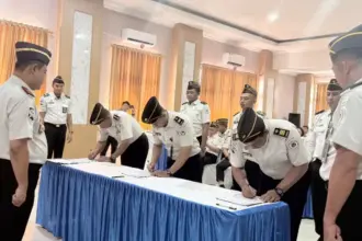 Kakanwil Ditjenpas Sulteng Bagus Kurniawan (kiri) melantik sejumlah pejabat UPT Pemasyarakatan di AUla Lapas Palu, Jumat (9/1/2026). (©Humas Ditjenpas Sulteng)