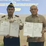 Kakanwil Ditjenpas Sulteng Bagus Kurniawan (kiri) bersama Kepala BPSDM Provinsi Sulawesi Tengah Abdul Haris Karim usaia meneken naskah PKS di Palu, Jumat (9/1/2026)/. (©Humas Ditjenpas Sulteng)