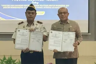 Kakanwil Ditjenpas Sulteng Bagus Kurniawan (kiri) bersama Kepala BPSDM Provinsi Sulawesi Tengah Abdul Haris Karim usaia meneken naskah PKS di Palu, Jumat (9/1/2026)/. (©Humas Ditjenpas Sulteng)