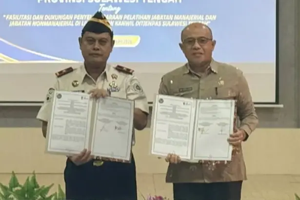 Kakanwil Ditjenpas Sulteng Bagus Kurniawan (kiri) bersama Kepala BPSDM Provinsi Sulawesi Tengah Abdul Haris Karim usaia meneken naskah PKS di Palu, Jumat (9/1/2026)/. (©Humas Ditjenpas Sulteng)