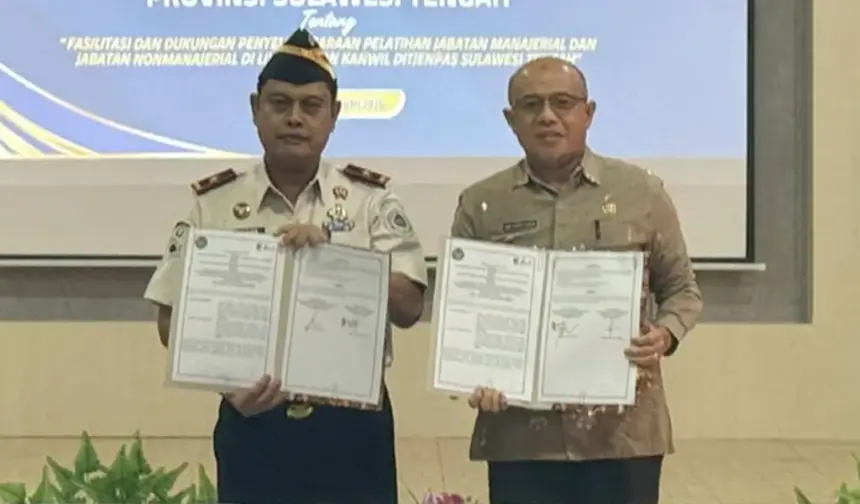 Kakanwil Ditjenpas Sulteng Bagus Kurniawan (kiri) bersama Kepala BPSDM Provinsi Sulawesi Tengah Abdul Haris Karim usaia meneken naskah PKS di Palu, Jumat (9/1/2026)/. (©Humas Ditjenpas Sulteng)