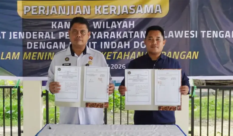 Kakanwil Ditjenpas Sulteng Bagus Kurniawan (kiri) dan Asisten Manajer Bukit Indah Doda Hotel & Resort Rizal menuynjukkan naskah PKS usai diteken di kebun asimiliasi Lapas Palu, Rabu (14/1/2026). (©Humas Ditjenpas Sulteng)