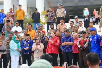 Bupati Donggala Vera A Laruni di depan massa unjuk rasa, Kamis (22/1/2026)(. (©Humas Pemkab Donggala)