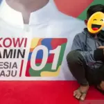 Ilustrasi - Seorang remaja memainkan gawainya di depan baliho pasangan calon Presiden dan Wakil Presiden. ANTARA FOTO/Basri Marzuki/foc/am.