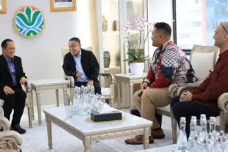 Dirut KEK Palu Sony Panukma Widianto menjelaskan bahwa pihaknya bersama Wali Kota Palu Hadianto Rasyid saat Menteri Lingkungan Hidup Hanif Faisol Nurofiq di Jakarta, Selasa (27/1/2026). (©HO/Prokopim Setda Kota Palu)