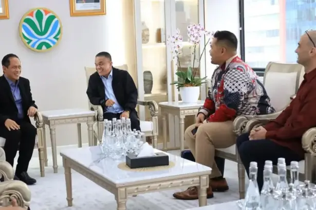 Dirut KEK Palu Sony Panukma Widianto menjelaskan bahwa pihaknya bersama Wali Kota Palu Hadianto Rasyid saat Menteri Lingkungan Hidup Hanif Faisol Nurofiq di Jakarta, Selasa (27/1/2026). (©HO/Prokopim Setda Kota Palu)