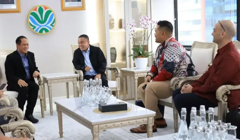 Dirut KEK Palu Sony Panukma Widianto menjelaskan bahwa pihaknya bersama Wali Kota Palu Hadianto Rasyid saat Menteri Lingkungan Hidup Hanif Faisol Nurofiq di Jakarta, Selasa (27/1/2026). (©HO/Prokopim Setda Kota Palu)