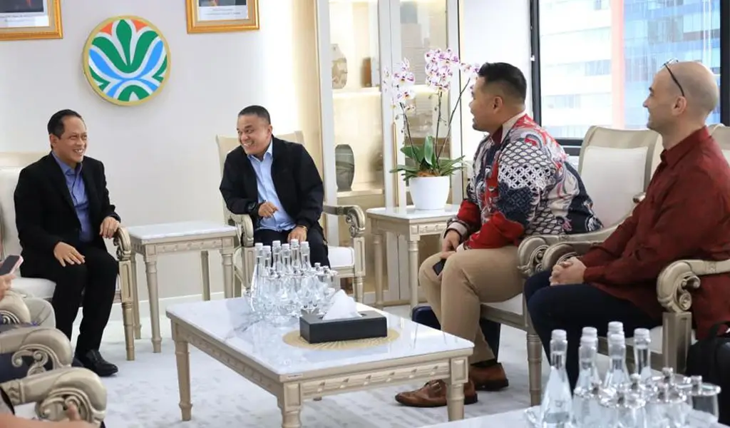 Dirut KEK Palu Sony Panukma Widianto menjelaskan bahwa pihaknya bersama Wali Kota Palu Hadianto Rasyid saat Menteri Lingkungan Hidup Hanif Faisol Nurofiq di Jakarta, Selasa (27/1/2026). (©HO/Prokopim Setda Kota Palu)