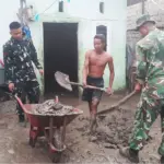 Sejumlah prajurit TNI AD membantu warga membersihkan rumahnya usai diterjang banjir di Tawaeli, Palu, Minggu (11/1/2026). (©Pendam23)