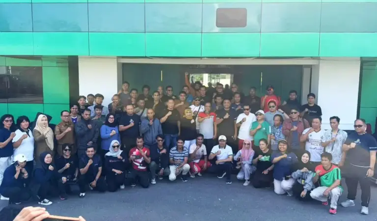 Pangdam bersama sejumlah jurnalis usai olahraga bersama di Makodam XXIII/Palaka Wira Palu, Selasa (27/1/2026). (©Pendam23)