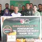 Kapendam XXIII/Palaka Wira Letkol Inf Ronald M. Patty bersama staf saat anjangsana ke panti asuhan, Selasa (13/1/2026). (©Pendam23)