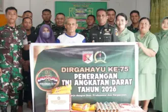 Kapendam XXIII/Palaka Wira Letkol Inf Ronald M. Patty bersama staf saat anjangsana ke panti asuhan, Selasa (13/1/2026). (©Pendam23)