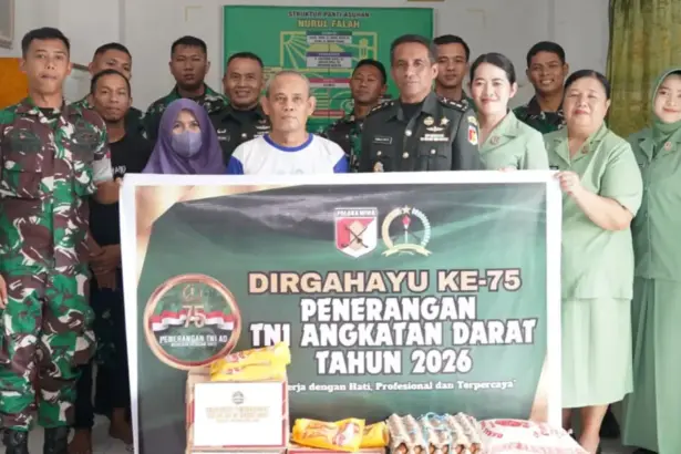 Kapendam XXIII/Palaka Wira Letkol Inf Ronald M. Patty bersama staf saat anjangsana ke panti asuhan, Selasa (13/1/2026). (©Pendam23)