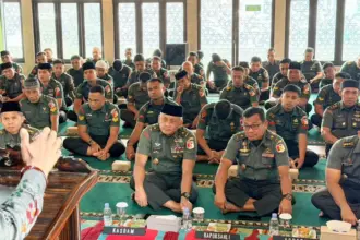 Kasdam XXIII/Palaka Wira Brigjen TNI Agus Sasmita bersama para Asisten Kodam XXIII/Palaka Wira dan para Kepala Badan Pelaksana Kodam (Kabalakdam), perwira, bintara, tamtama, serta PNS pada peringatan Isra Miraj di masjid Al Aqsa Kodam XXIII/PW Palu, Kamis (22/1/2026). (©Pendam23)